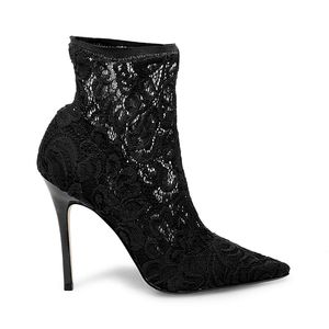Steve Madden Black lace pump NEW